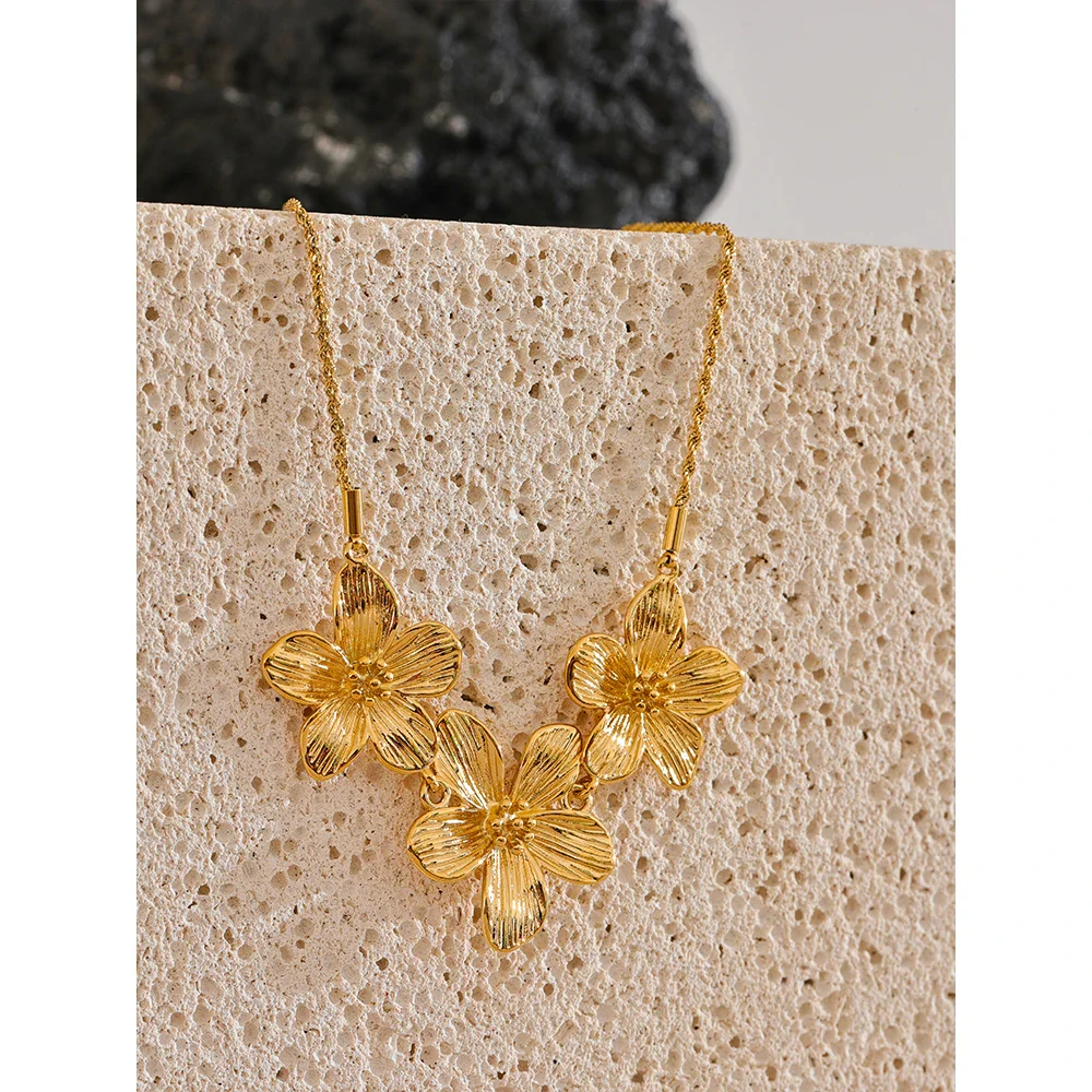 Golden Blossom: 18K Gold Flowers Necklace - Image 2