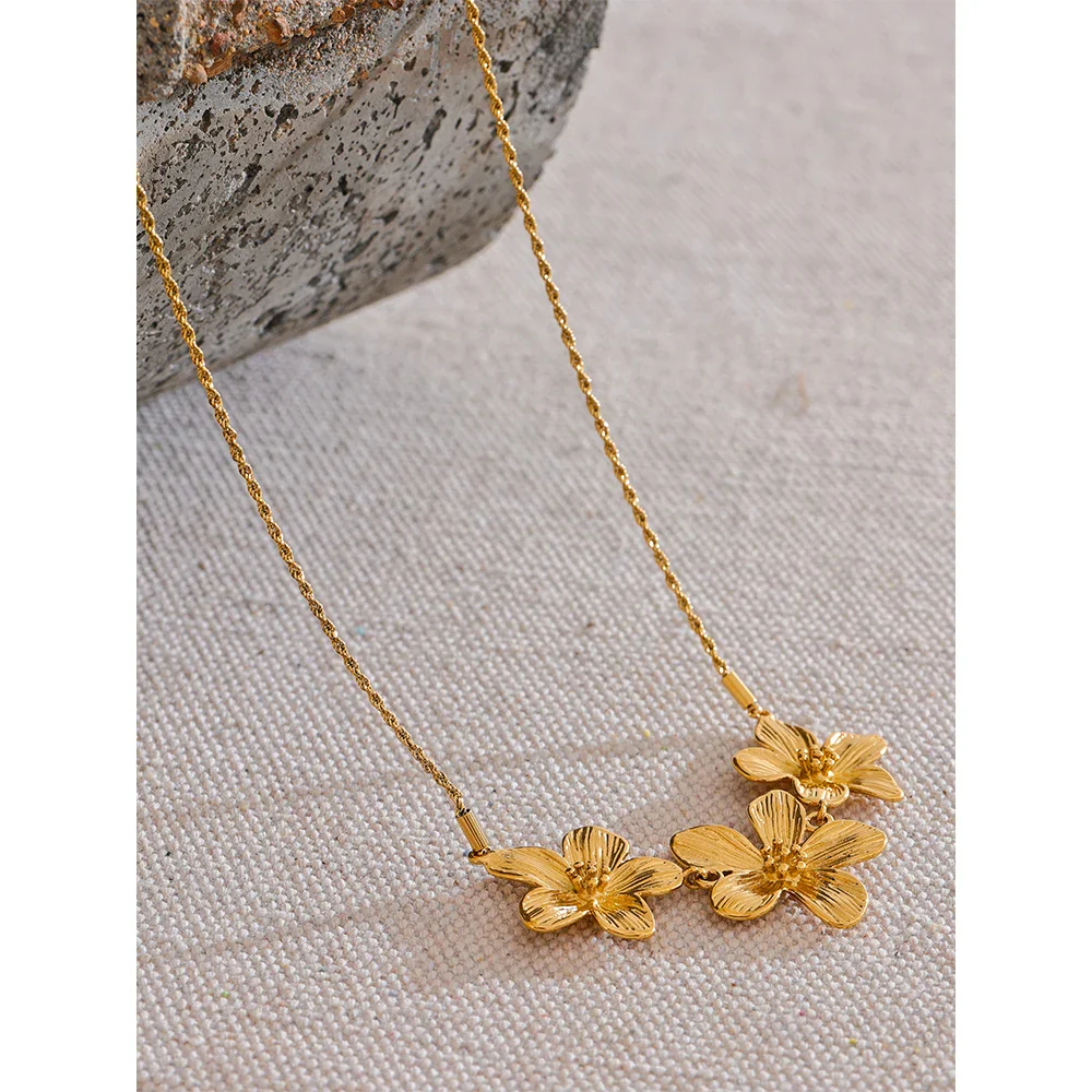 Golden Blossom: 18K Gold Flowers Necklace - Image 3