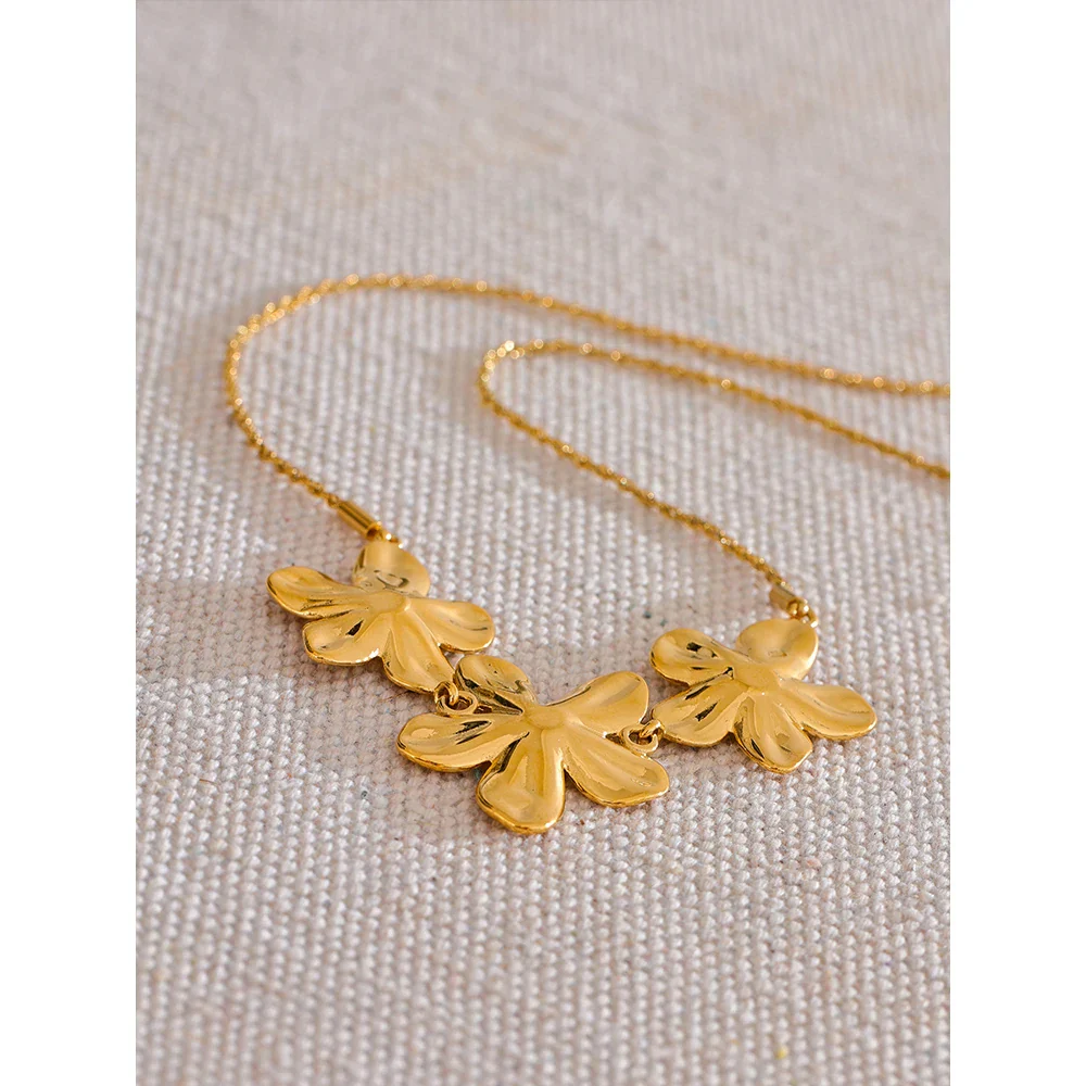 Golden Blossom: 18K Gold Flowers Necklace - Image 5