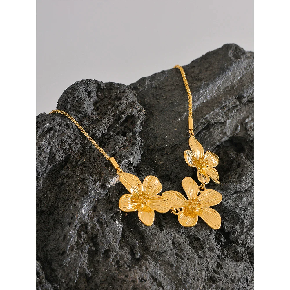 Golden Blossom: 18K Gold Flowers Necklace - Image 6