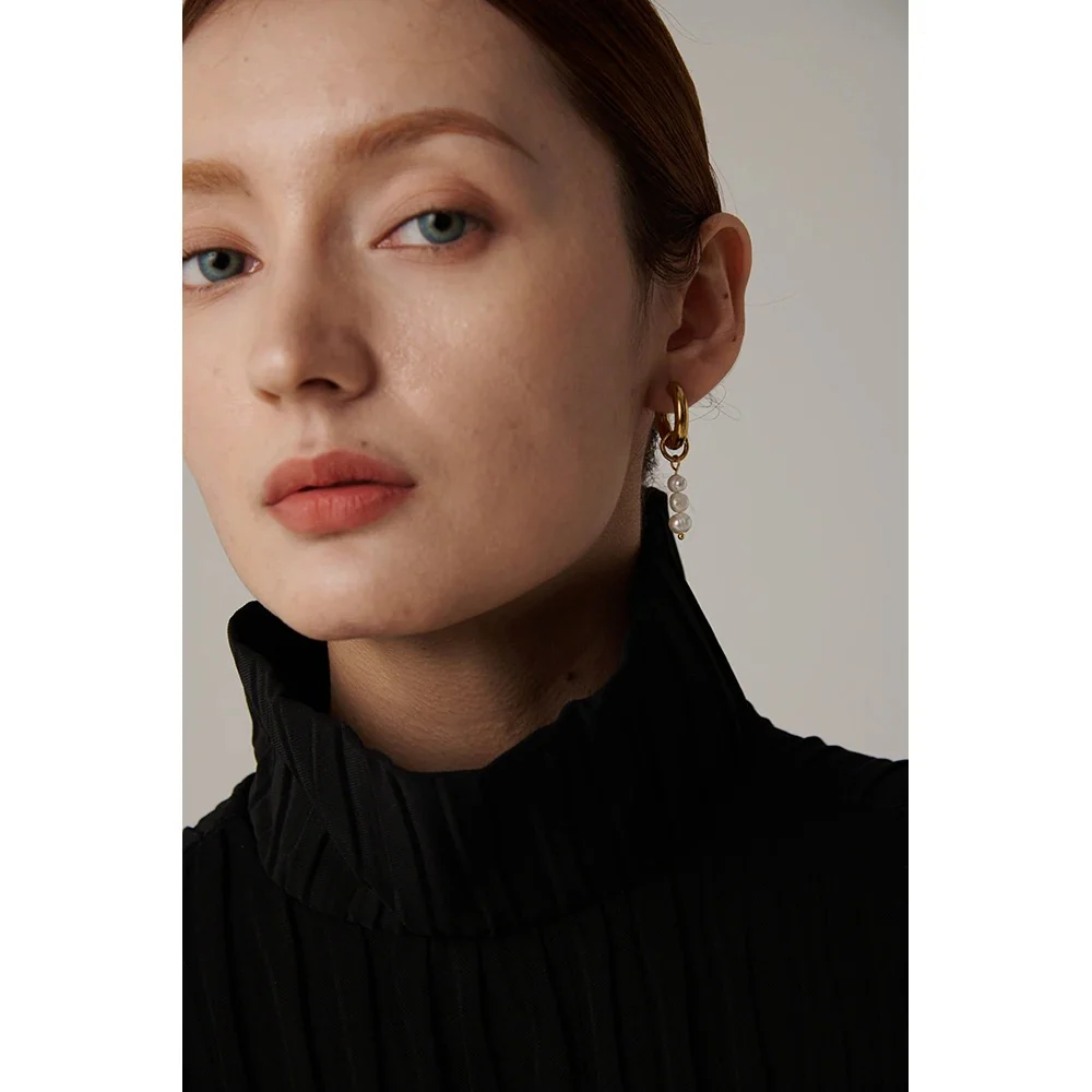 Pearl Cascade: Asymmetric Hoop Dangle Gold Earrings - Image 3