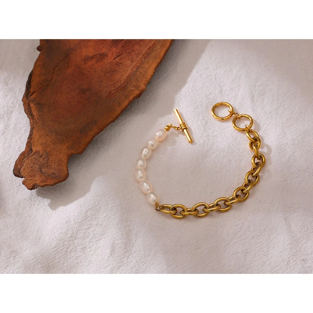 Revelation of Possibilities - 18k Chain Toggle Clasp Bracelet with Pearls - Image 4