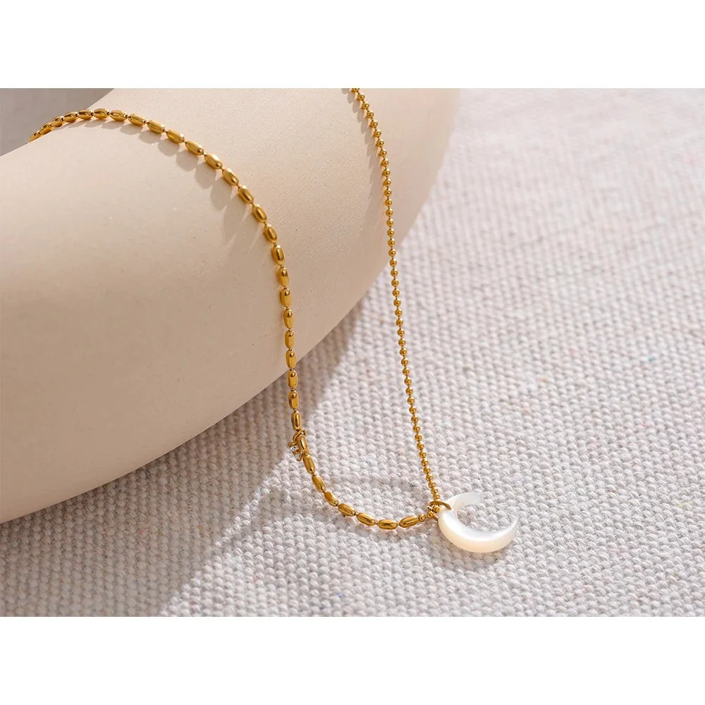 Sublime Moonrise - 18k Necklace with Shell Moon - Image 4